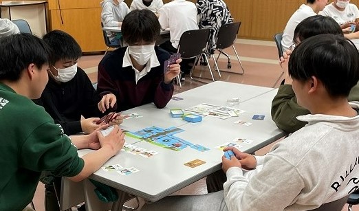 1年生2年生合同でコミュニケーションワークをしている様子