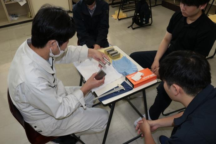 指導員から測定器の使い方を教わっている様子