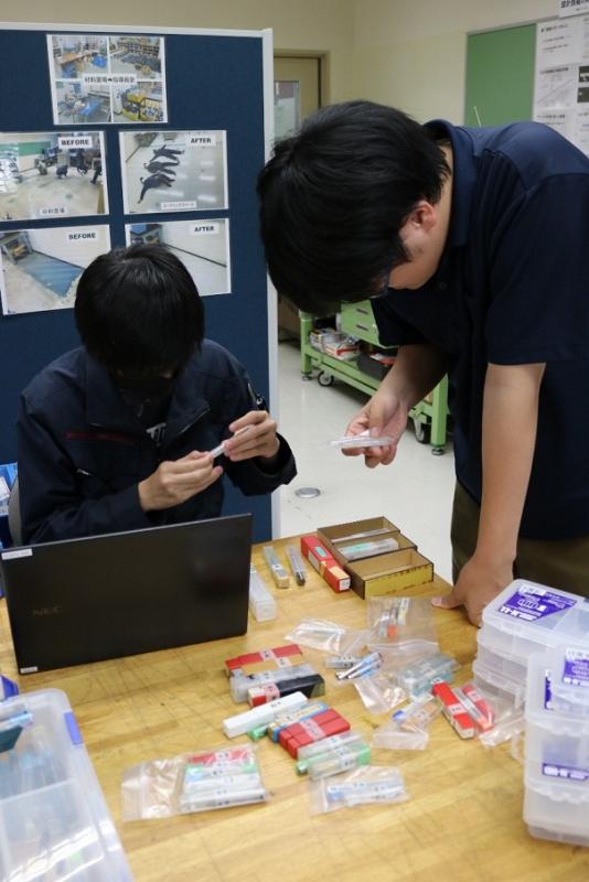 エンドミルという切削工具の整頓を行っている様子