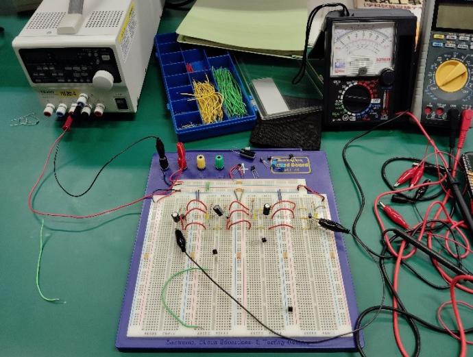電子回路を実際に組んで測定している様子