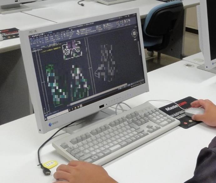 AutoCADを使って、図面を作図している様子
