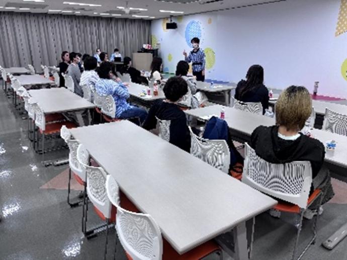品質管理の担当者から説明を受けている様子