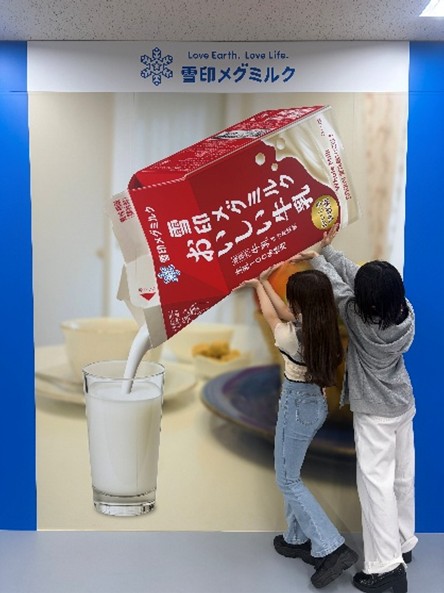 巨大な牛乳パックの写真との記念写真