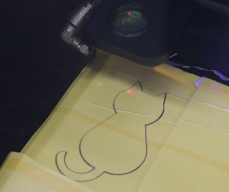 作図したデータをレーザー加工機でカットしシールを作成する様子