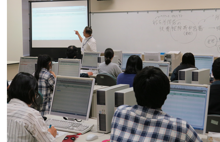 会計ソフトを使った会計の訓練風景