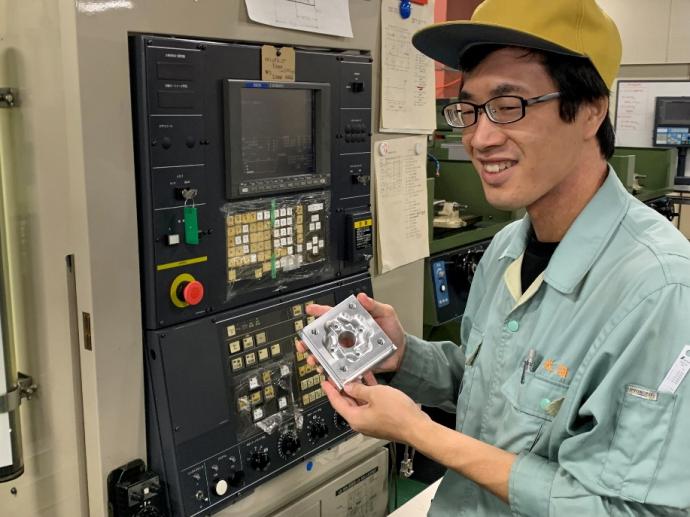 出来上がった製品を手にしている様子