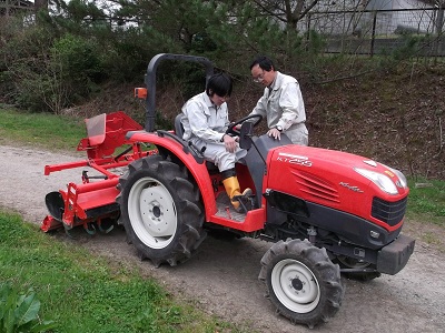 トラクター運転実習の様子