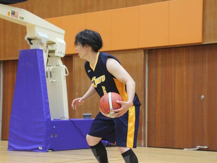 バスケットボールをする学生の写真