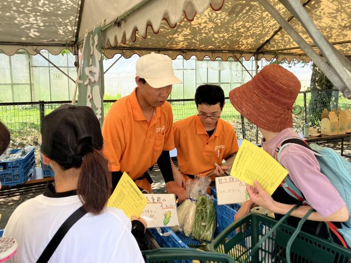 農大マルシェの写真（野菜販売の様子）
