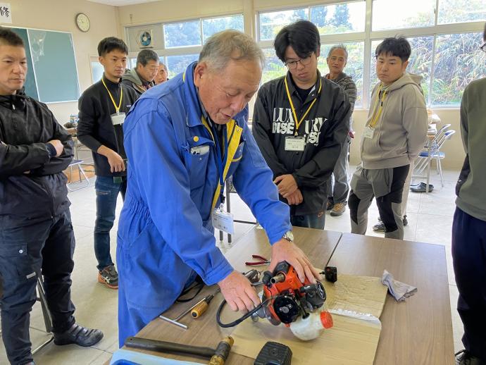機械士養成研修の様子(刈払機のメンテナンス)