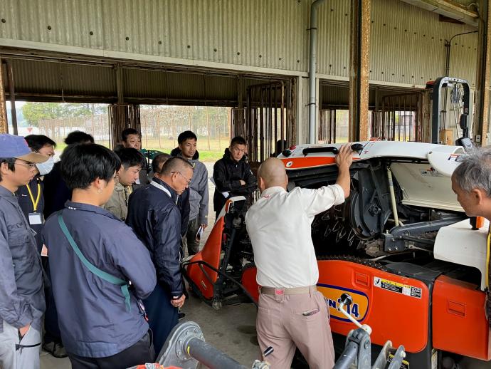 機械士養成研修の様子(コンバインのメンテナンス)