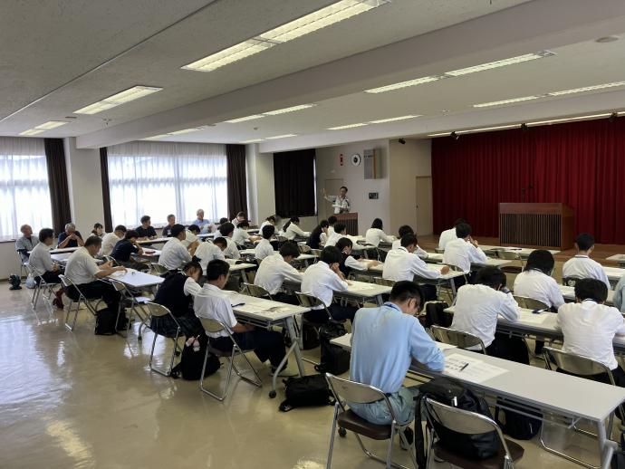 緑の学園の様子(室内での説明)