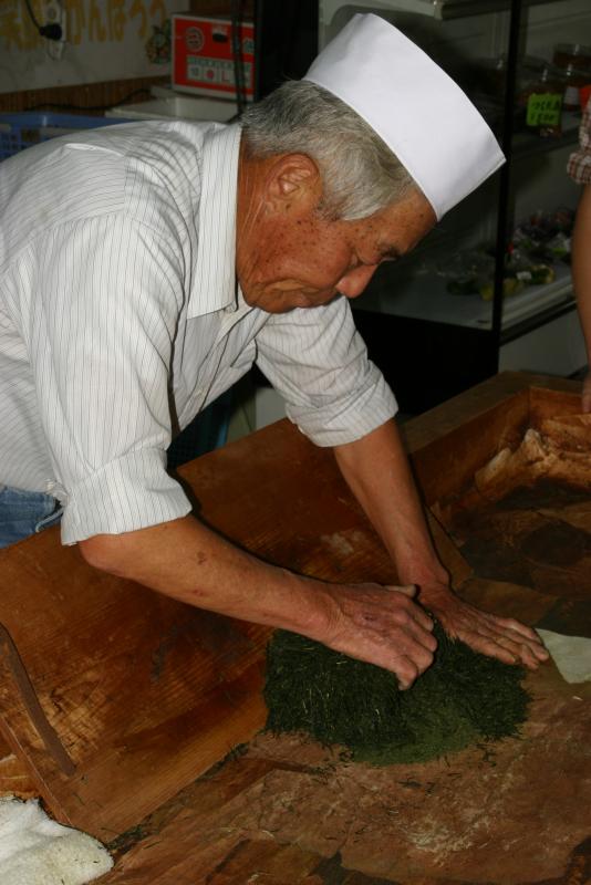 玉露の手揉み体験(普賢寺ふれあいの駅)