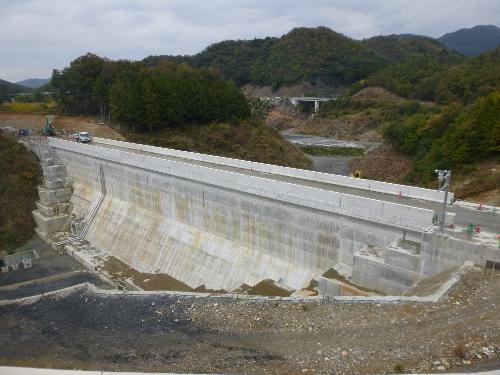 試験湛水前の遮水擁壁工（JR側より）