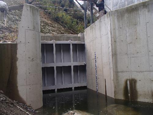 試験湛水開始で閉じられた転流工のゲート