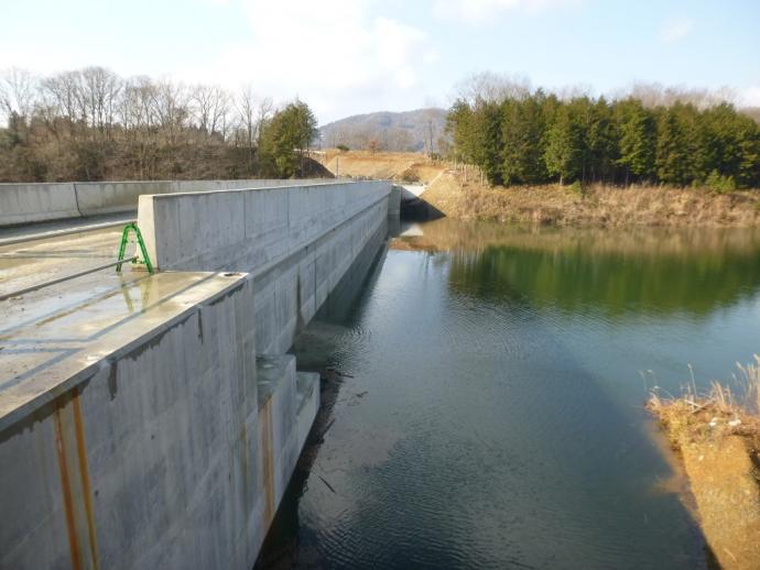 試験湛水中の遮水擁壁工