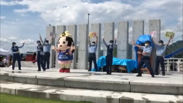 亀岡警察署オリジナル「いかのおすし」ダンスを披露