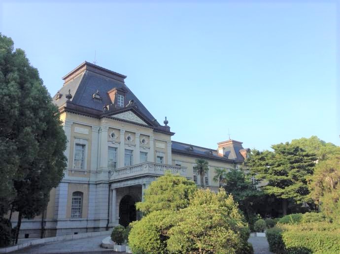 京都府庁旧本館の正面の写真