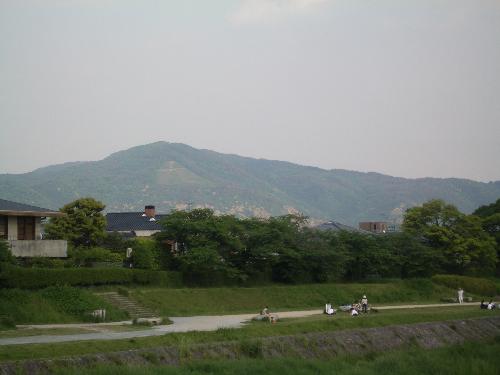 北大路橋から望む大文字山の風景写真