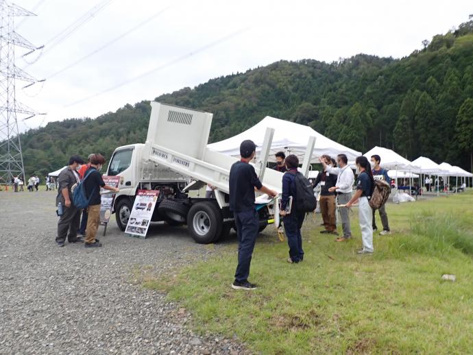 木材運搬車両の展示説明