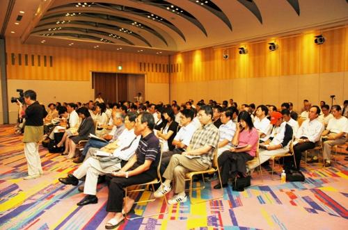 シンポジウム会場の参加状況写真