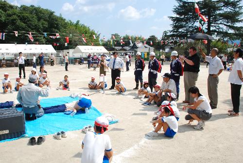 子供たちの心肺蘇生の練習状況