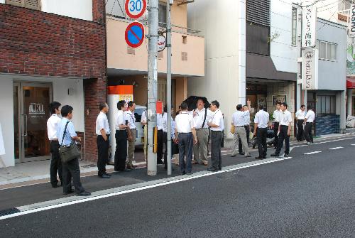 あんしん歩行エリアの亀岡駅前停車場線の歩道整備視察状況