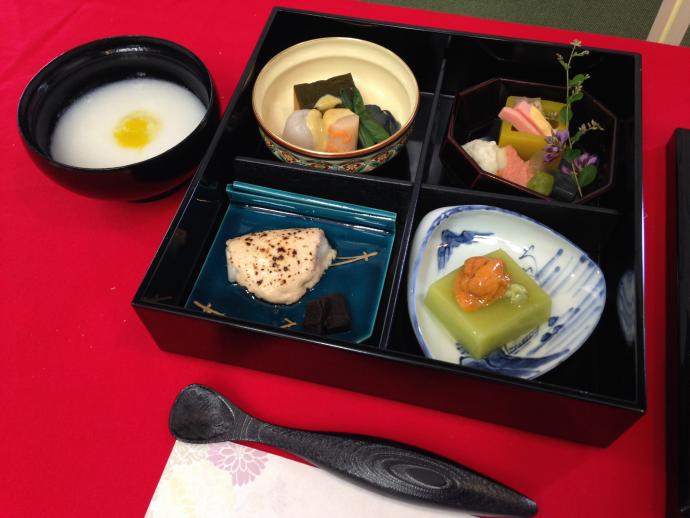京焼・清水焼、京漆器による介護食の松花堂弁当（京料理せんしょう提供）