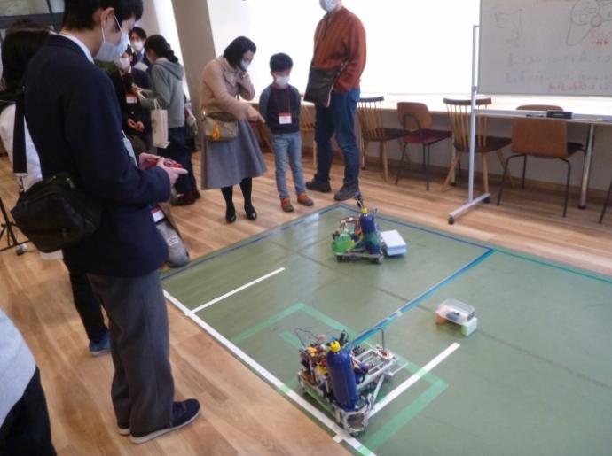 ゲームコントローラでロボットを操作する様子その1