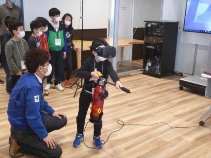 VR消火システムを体験する子どもたちの様子その1