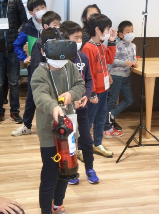 VR消火システムを体験する子どもたちの様子その2