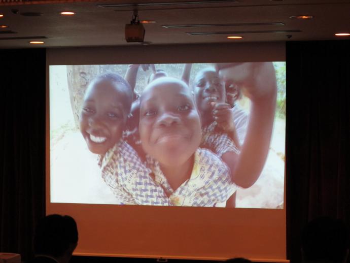 写真：海外の子どもたちの写真スライド
