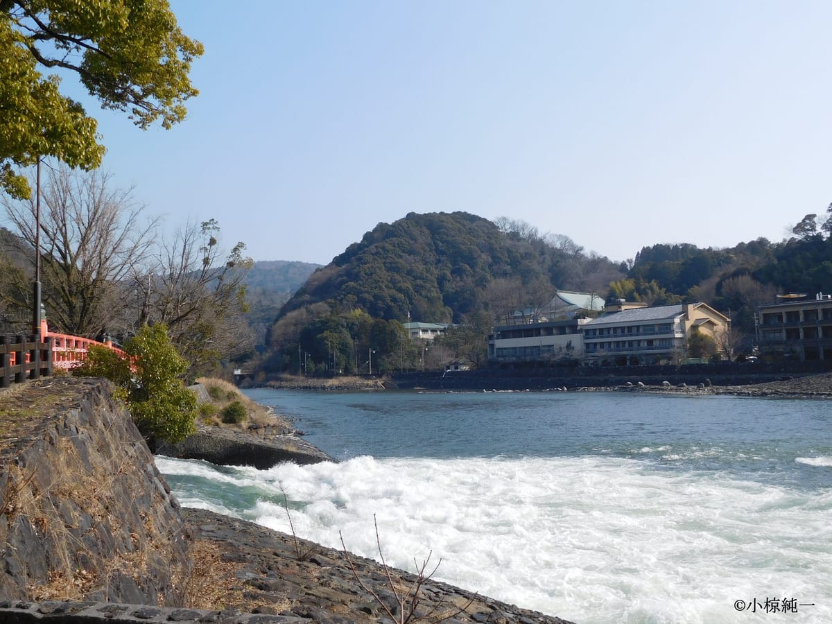 図17のB地点に近い宇治川沿いから槇尾山方面を望む（2025年3月21日撮影）