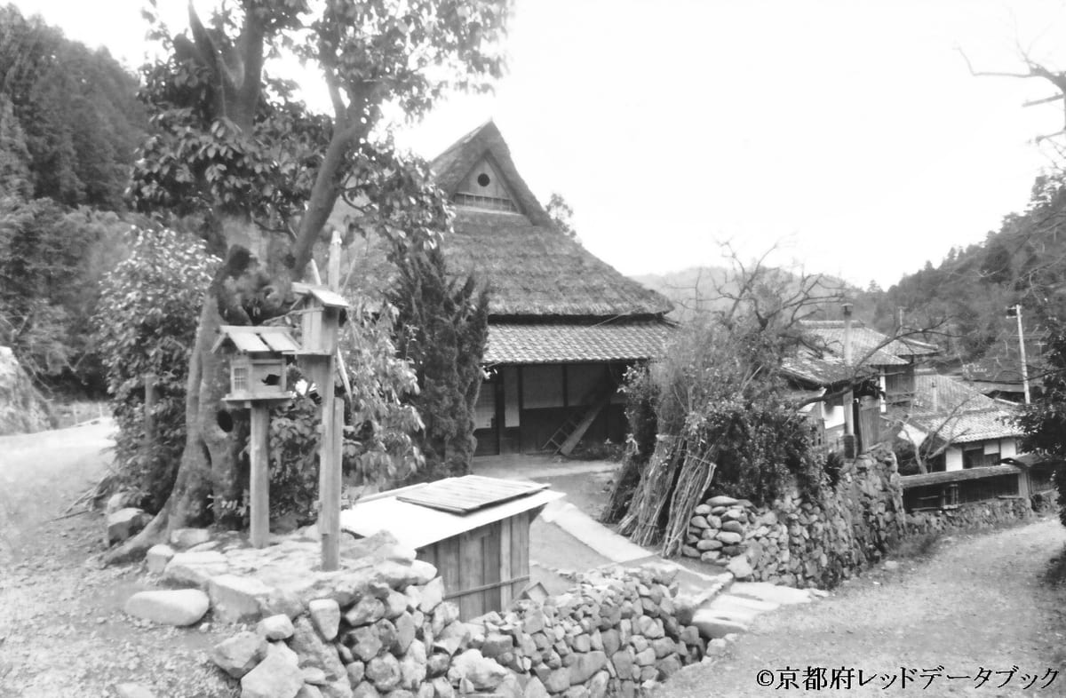 写真11　かつての鞍馬街道（写真右側）。二ノ瀬。1961年。