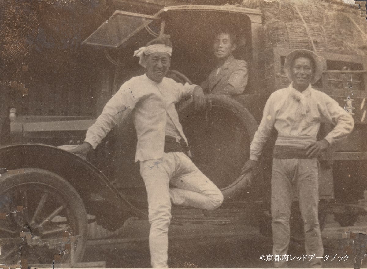 写真14　トラックで炭運び。Ｔ型フォード。鞍馬岩仲町。昭和5年（1930）頃。