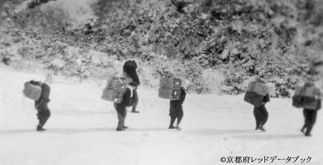 写真15　炭運び。花脊峠。昭和26年（1951）頃。