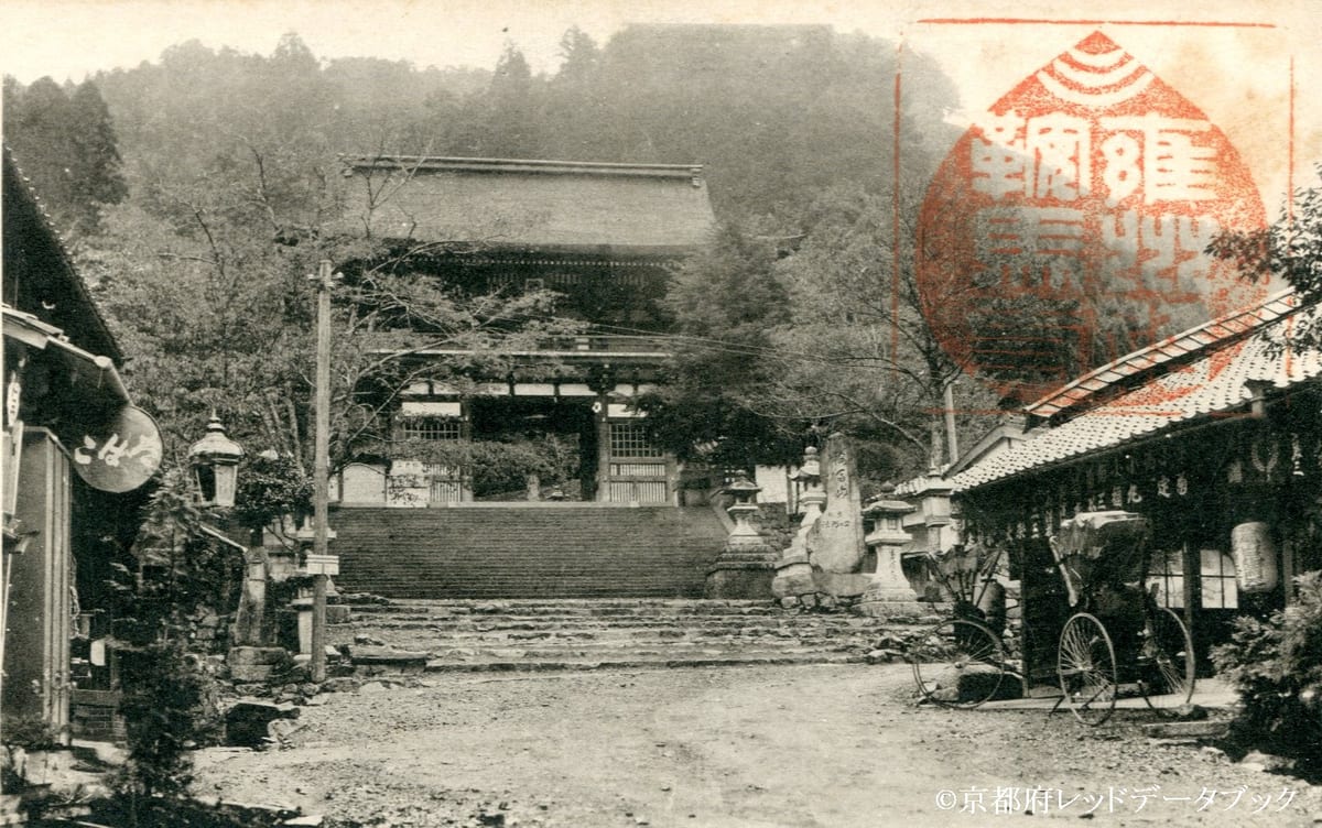 写真20　鞍馬寺仁王門前。電柱が立っている。1920年頃。