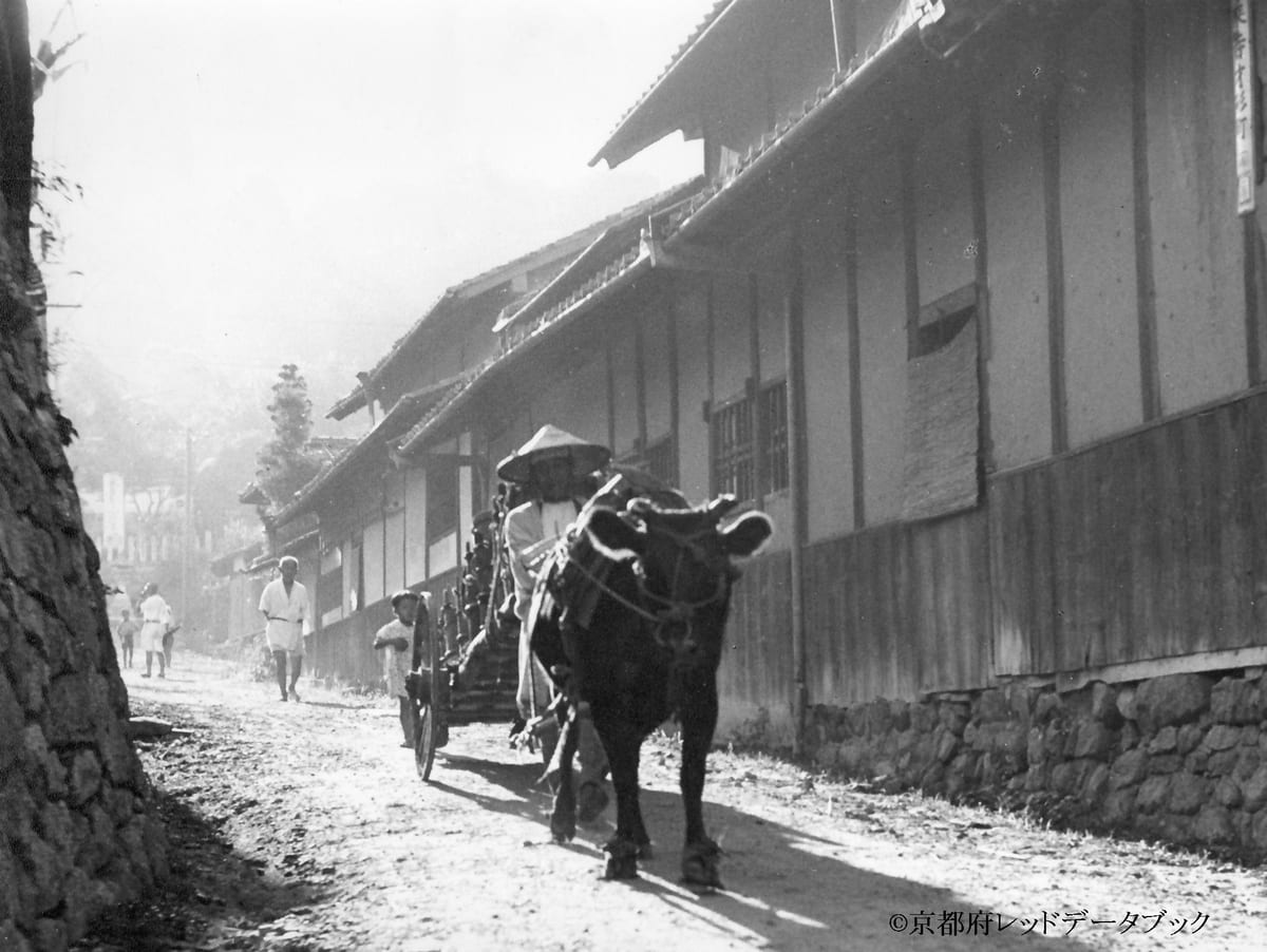 写真33　牛引車で屎尿汲み取りに出かけるところ。昭和17年（1942）頃。一乗寺才形町。