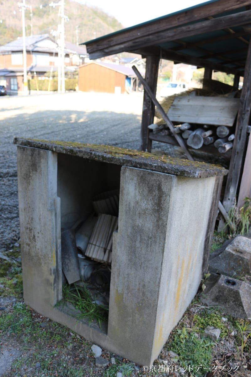 写真34　灰小屋として使われていたもの。上高野。2018年。