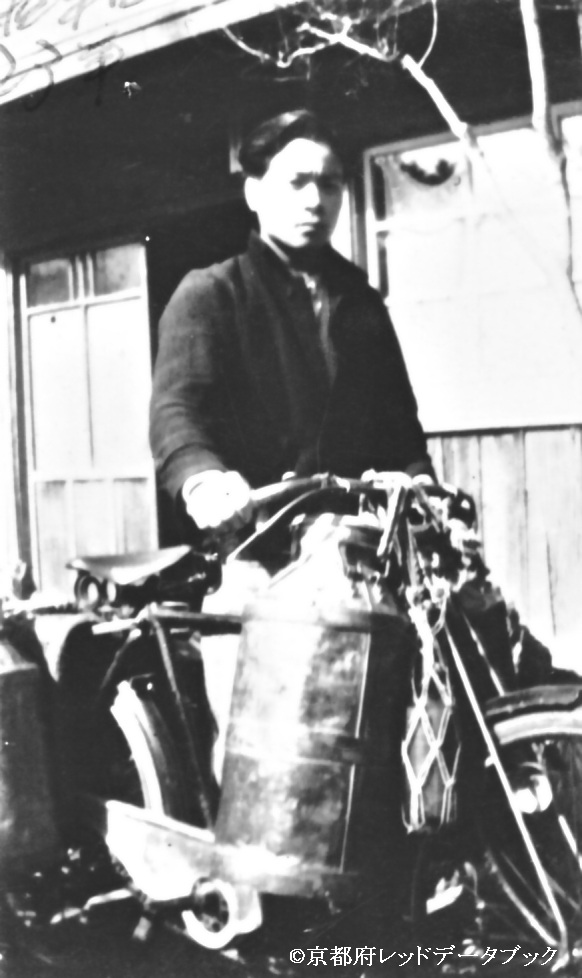 写真36　牛乳入り一斗缶4本を自転車で運ぶ姿。一乗寺向畑町。昭和21年（1946）。