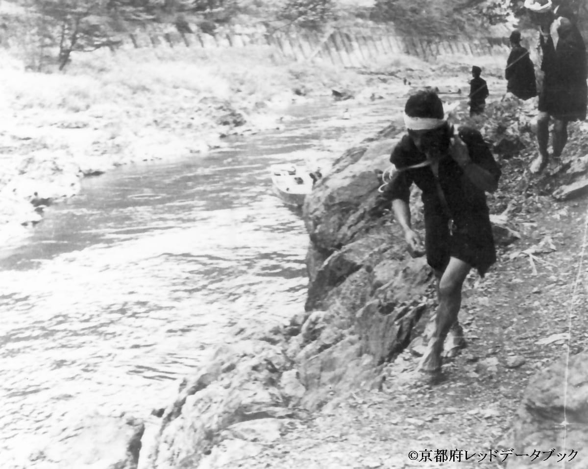 写真4　舟で荷を運ぶと、舟を上流まで引き戻さなければならない。保津川。1940年頃。