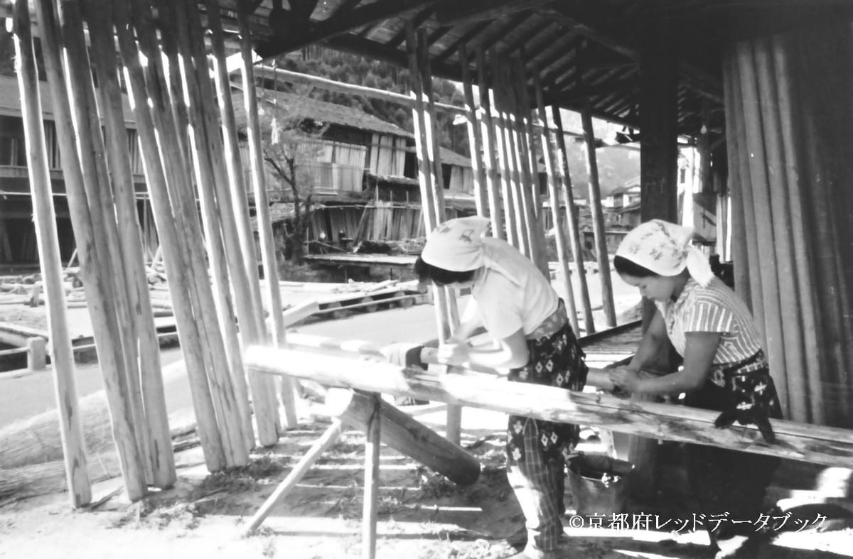 写真7　スギ丸太みがき。この程度の長さと太さなので、スギ丸太を人が担いで運ぶことができた。中川。昭和36年（1961）頃。