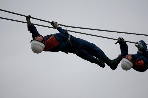 ロープ渡過訓練（チロリアン）