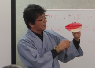 模型を使って説明する松尾氏の様子