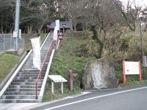 静神社とレリーフ