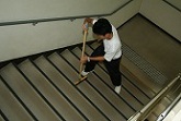階段のほうき掛け作業