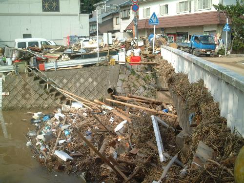 京口橋にひっかかった大量のゴミ