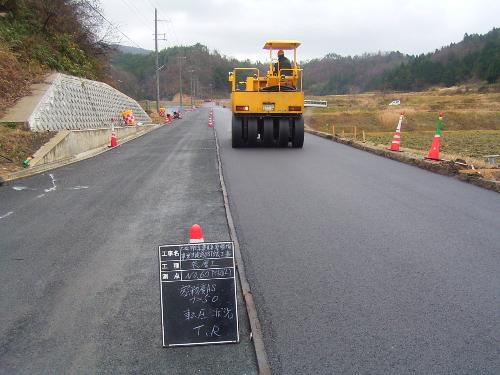 アスファルト舗装の施工のようす