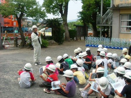 大手川改修工事について説明中