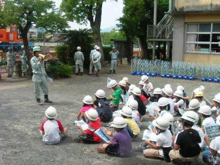 工事現場での注意事項を説明中